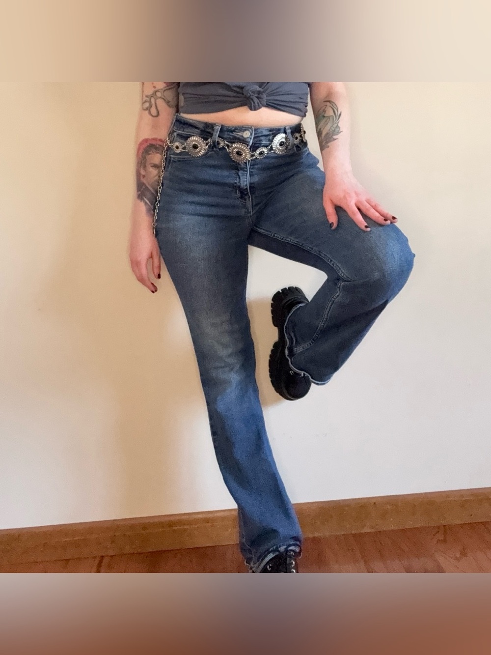 high waisted medium wash flare jeans | denim highwaist flare 70’s inspired denim